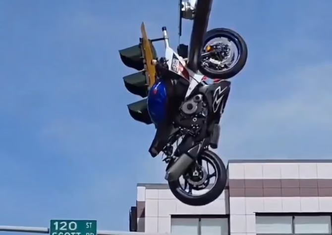 Motocykl zawisł na sygnalizacji po zderzeniu z BMW. Co pokazało nagranie z Kanady?