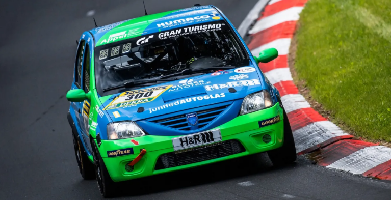 Dacia Logan na 24h Nürburgring zaskoczyła wszystkich. Jak auto nr 300 przetrwało „Zielone Piekło”?