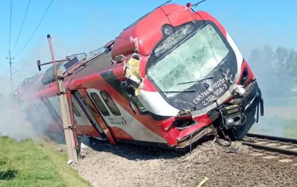 Wypadek w Garbatce na przejeździe kolejowym. Co stało się z pociągiem po zderzeniu z ciężarówką?
