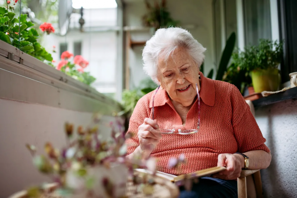 Bon senioralny 2026. Kto dostanie nowe wsparcie dla seniorów po 65. roku życia?