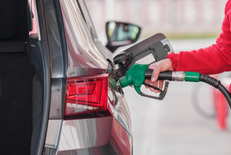 Ceny paliw 19 czerwca 2026. Diesel mocno tanieje, a benzyna wraca do 6 zł
