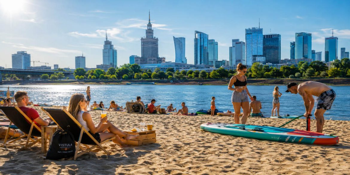 Gdzie się kąpać w Warszawie 2026? Otwarte plaże, jeziora i kąpieliska blisko miasta