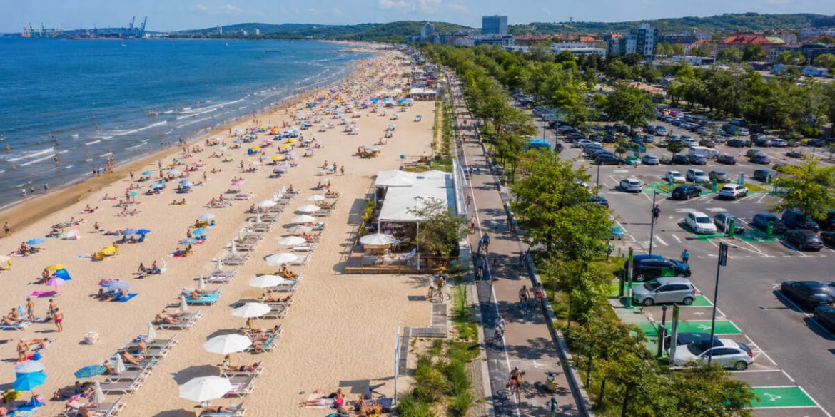Gdzie się kąpać w Gdańsku 2026? Otwarte plaże, kąpieliska, parkingi i dojazd nad morze