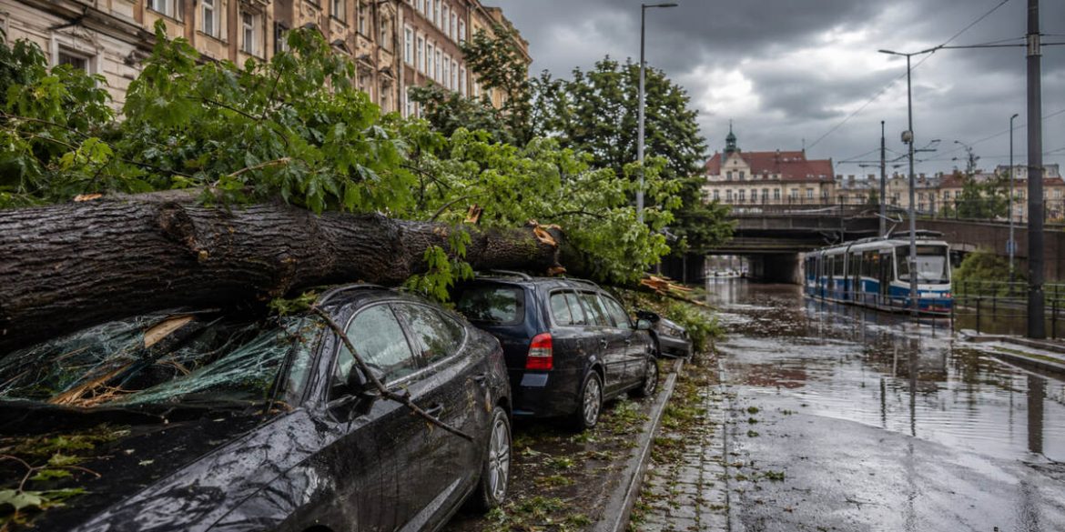 Nawałnica we Wrocławiu uszkodziła samochody. Gdzie są utrudnienia w ruchu?
