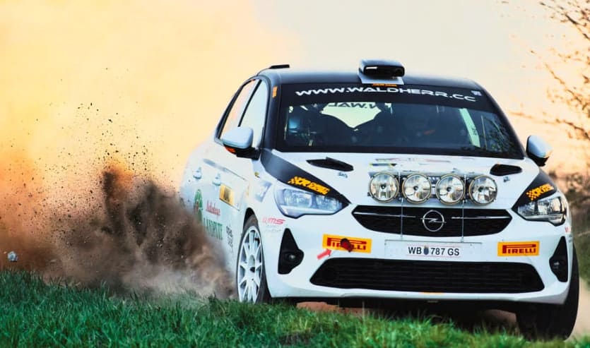 Pożar Peugeota na OS11 Hażlach. Załoga nr 71 pod opieką lekarzy