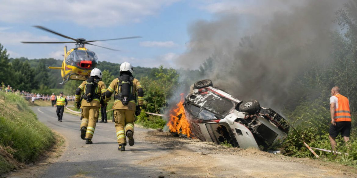 Pożar Peugeota na OS11 Hażlach. Załoga nr 71 pod opieką lekarzy