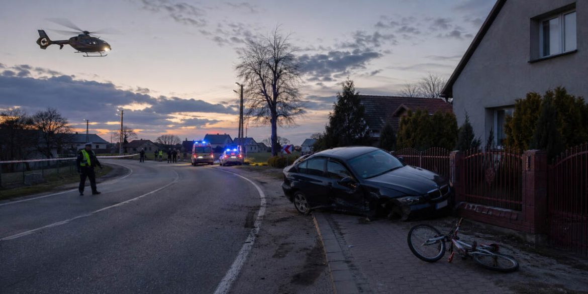 Tragiczny wypadek w Kuźnicy Starej. BMW wjechało na chodnik, nie żyje 9-letni rowerzysta