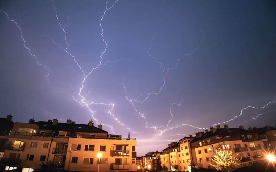 Alert RCB na noc z 1 na 2 sierpnia. Burze, grad i przerwy w prądzie w 13 województwach