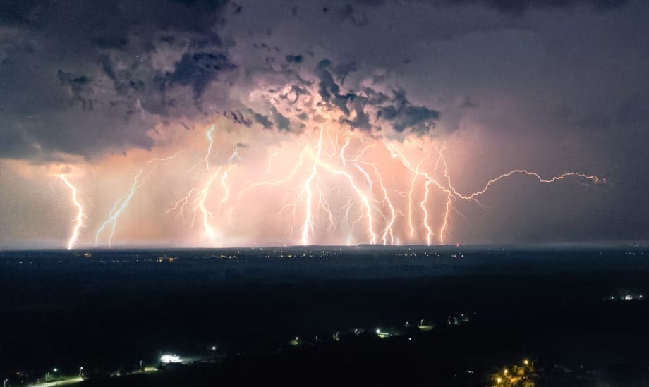 Alert RCB na noc z 1 na 2 sierpnia. Burze, grad i przerwy w prądzie w 13 województwach