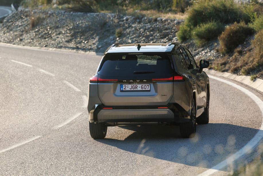 Toyota RAV4 PHEV 2026 zaskakuje zasięgiem. W teście przejechała ponad 150 km na prądzie