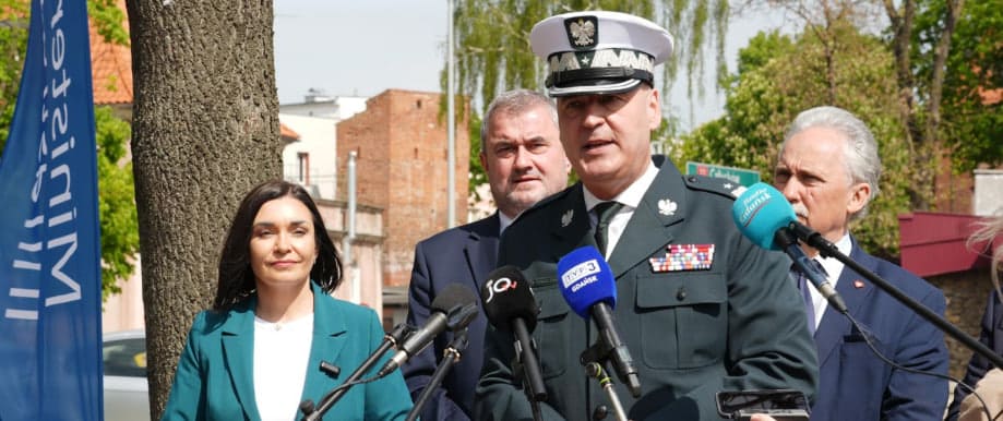 Nowe znaki drogowe dla kamer i buspasów. Co naprawdę planuje ministerstwo