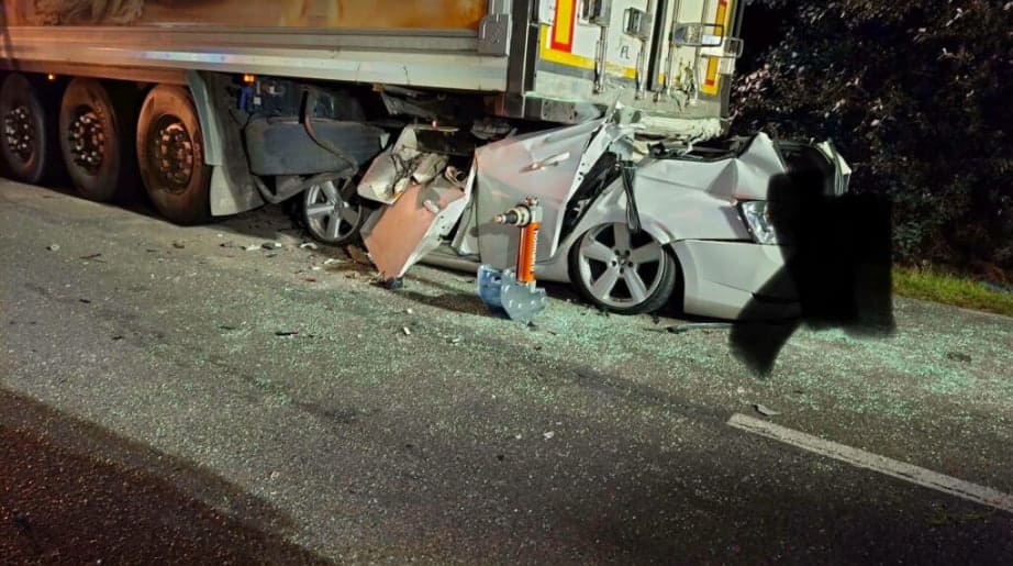 Wypadek na DW618 w rejonie Pniewa. 20-letni kierowca zginął po zderzeniu z ciężarówką