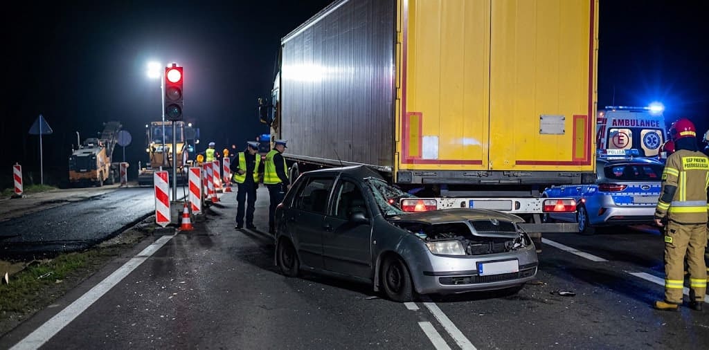 Wypadek na DW618 w rejonie Pniewa. 20-letni kierowca zginął po zderzeniu z ciężarówką