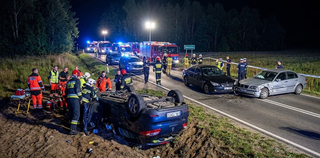 Wypadek w Wólce Biskiej pod Biłgorajem. Renault zderzył się z dwoma BMW, jedna osoba nie żyje